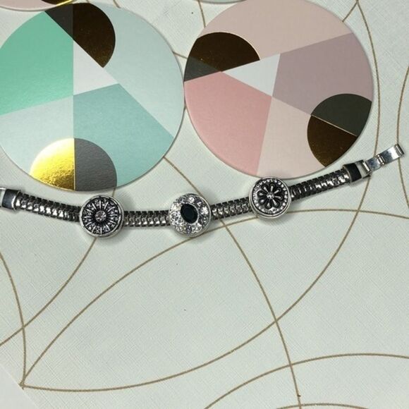 Jewel La La Snap Bracelet - Picture 2 of 8